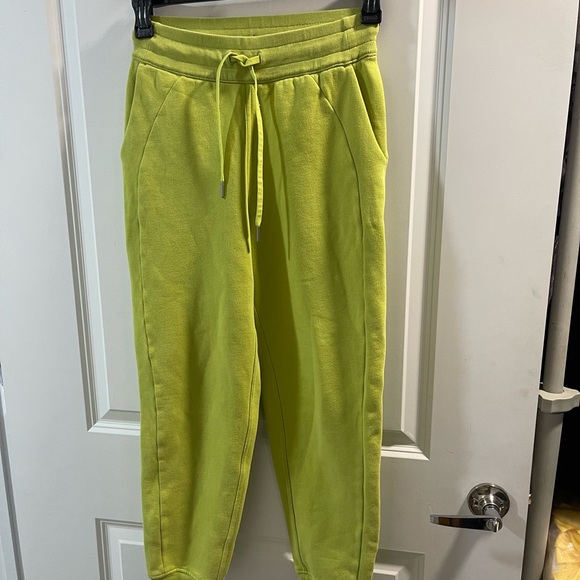 Lululemon Women’s Yellow Jogger Pants Size 4 - Picture 1 of 7